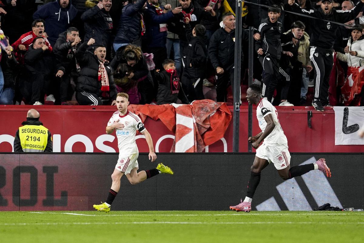 Peque Fernández, del Sevilla FC, celebra un gol durante el partido de fútbol de la liga española, LaLiga EA Sports, disputado entre el Sevilla FC y el Athletic Club en el estadio Ramón Sánchez-Pizjuán.