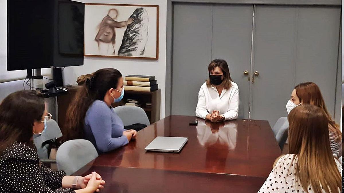 Representantes de los trabajadores de Manises con la alcaldesa de Quart. | A.Q.