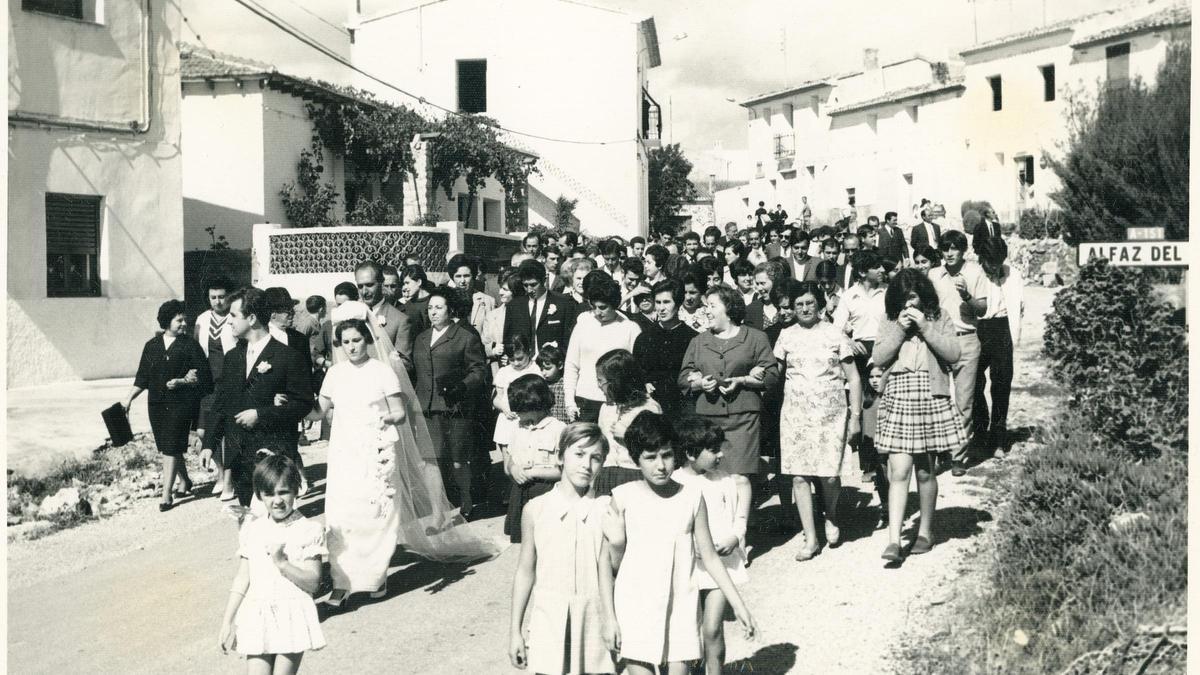 Los novios junto a los invitados en una boda en l'Alfà del Pi en 1969.