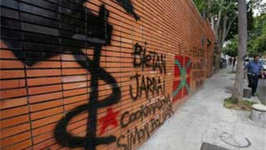 Atacan la embajada española en Caracas con pintadas a favor de ETA