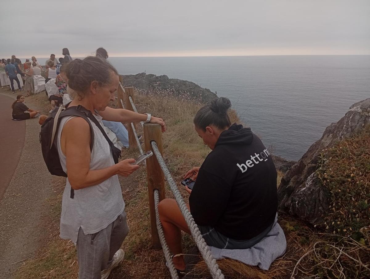 Luarca vive el eclipse con emoción y "esperanza" pese a las nubes Luarca vive el eclipse con emoción y "esperanza" pese a las nubes