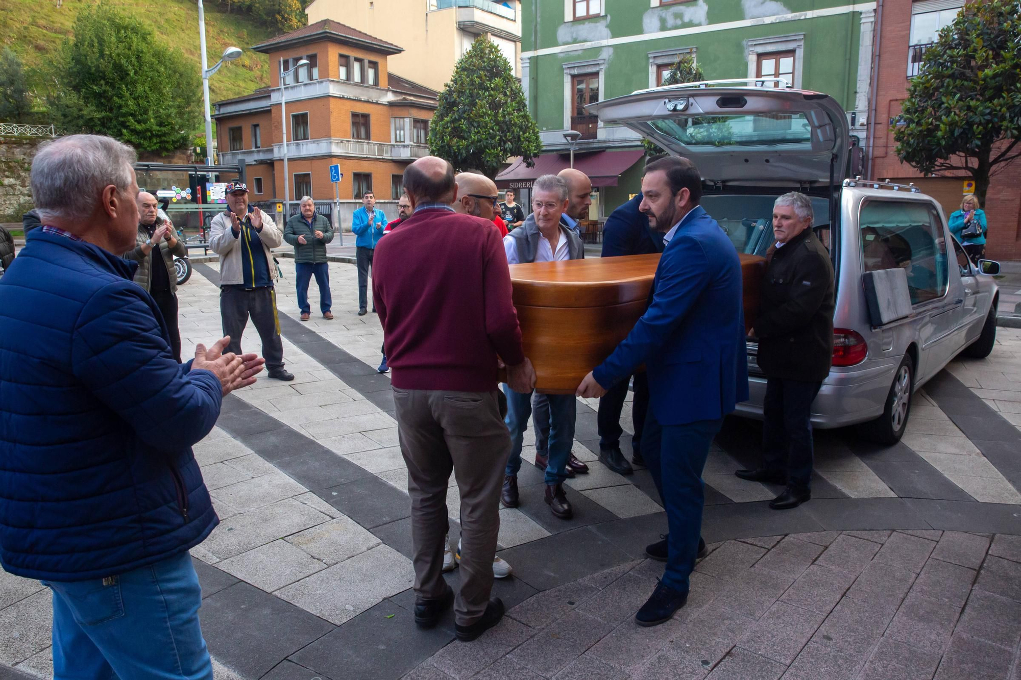 La capilla ardiente de Aníbal Vázquez en el Ayuntamiento de Mieres