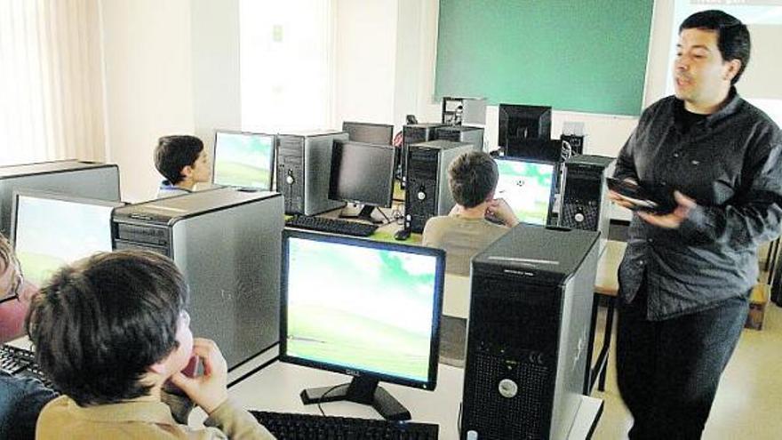 Óscar San Juan imparte un taller de creación de videojuegos para niños con alto coeficiente intelectual en la Escuela de Informática de Oviedo.