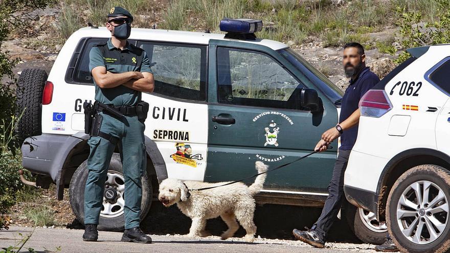 Junco, un perro de aguas
español de dos años, junto con
su guia, junto a la entrada a
la cantera. Perales Iborra