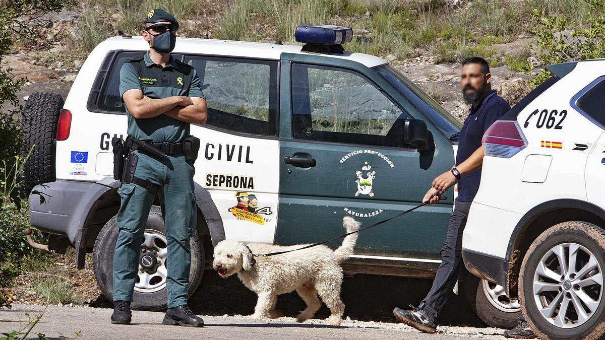 Junco, un perro de aguas 
español de dos años, junto con
su guia, junto a la entrada a 
la cantera.  Perales Iborra