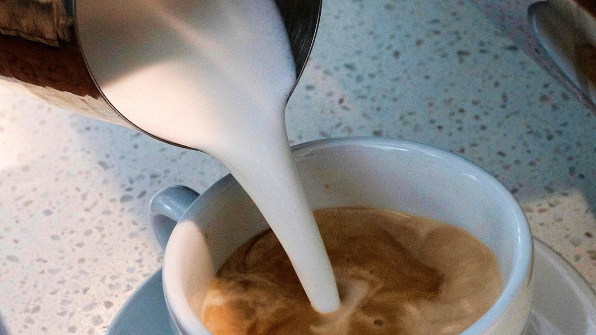 Un camarero prepara un café en una cafetería de California.