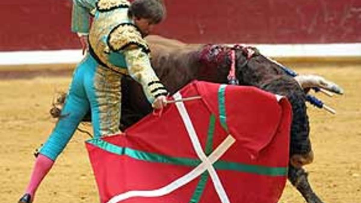 El torero Antonio Barreda torea con una ikurriña en Ilumbe, durante esta Semana Grande.