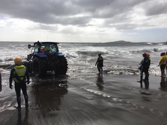 Un cachalote aparece muerto en la playa de Melenara