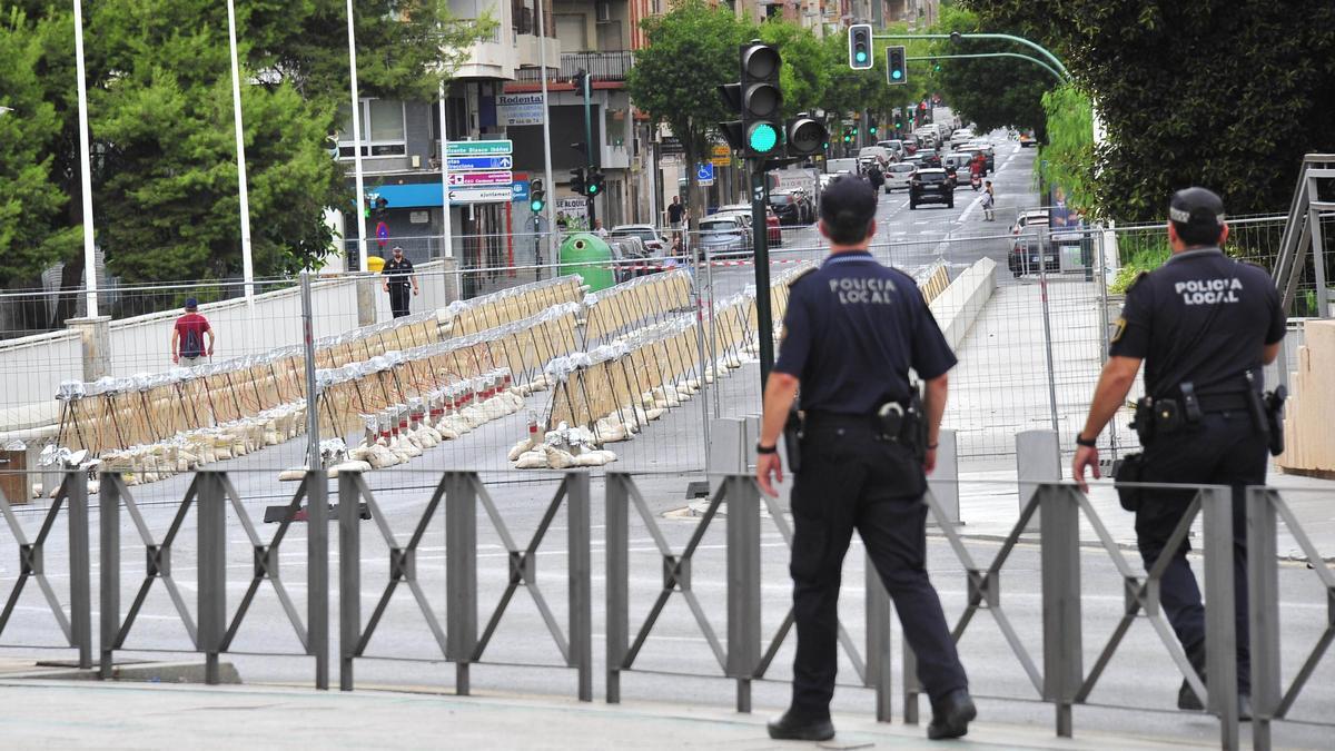 Agentes junto al Puente de Altamira en Elche.