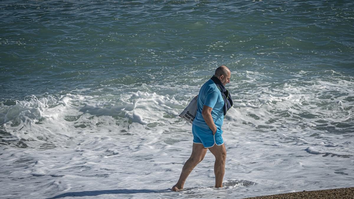 Los barceloneses acuden en masa a las playas de la ciudad para disfrutar del último día 'primaveral' antes de la llegada del frío