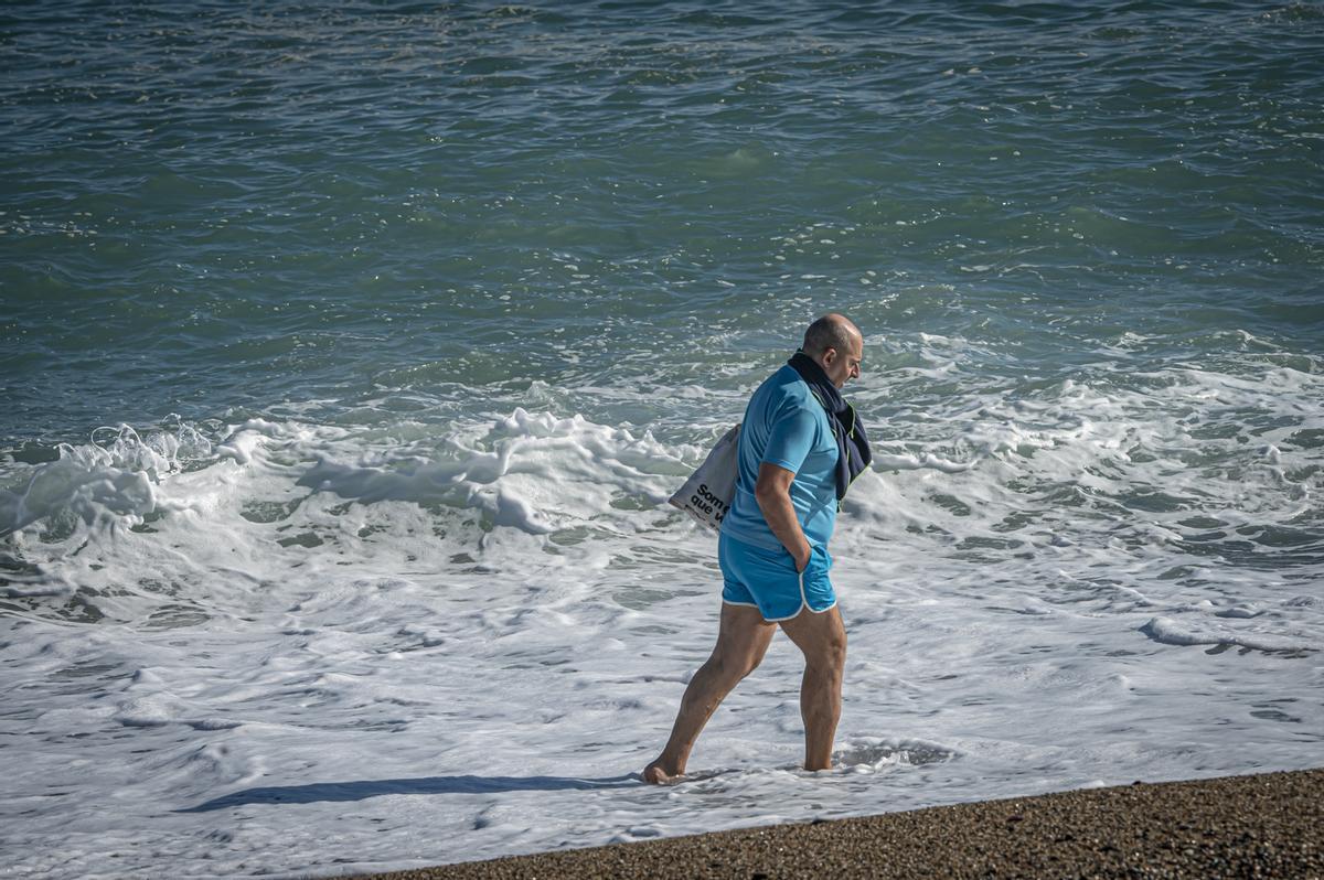 Los barceloneses acuden en masa a las playas de la ciudad para disfrutar del último día primaveral antes de la llegada del frío