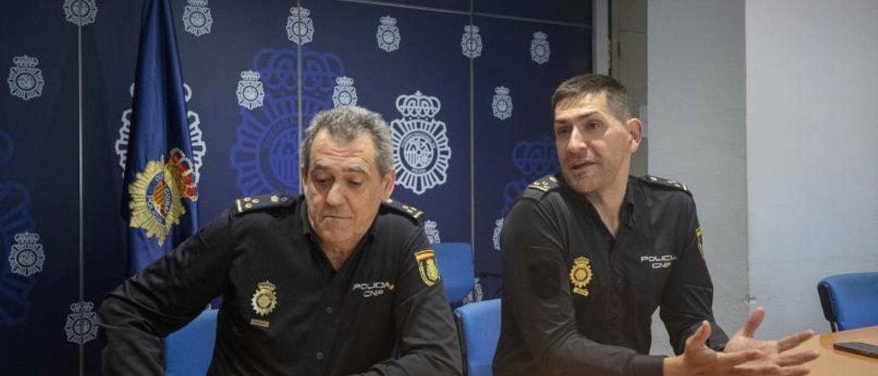 Los inspectores  Víctor Manuel García y David López del Val, de la Unidad de Familia y Mujer (Ufam) de la Policía Nacional.