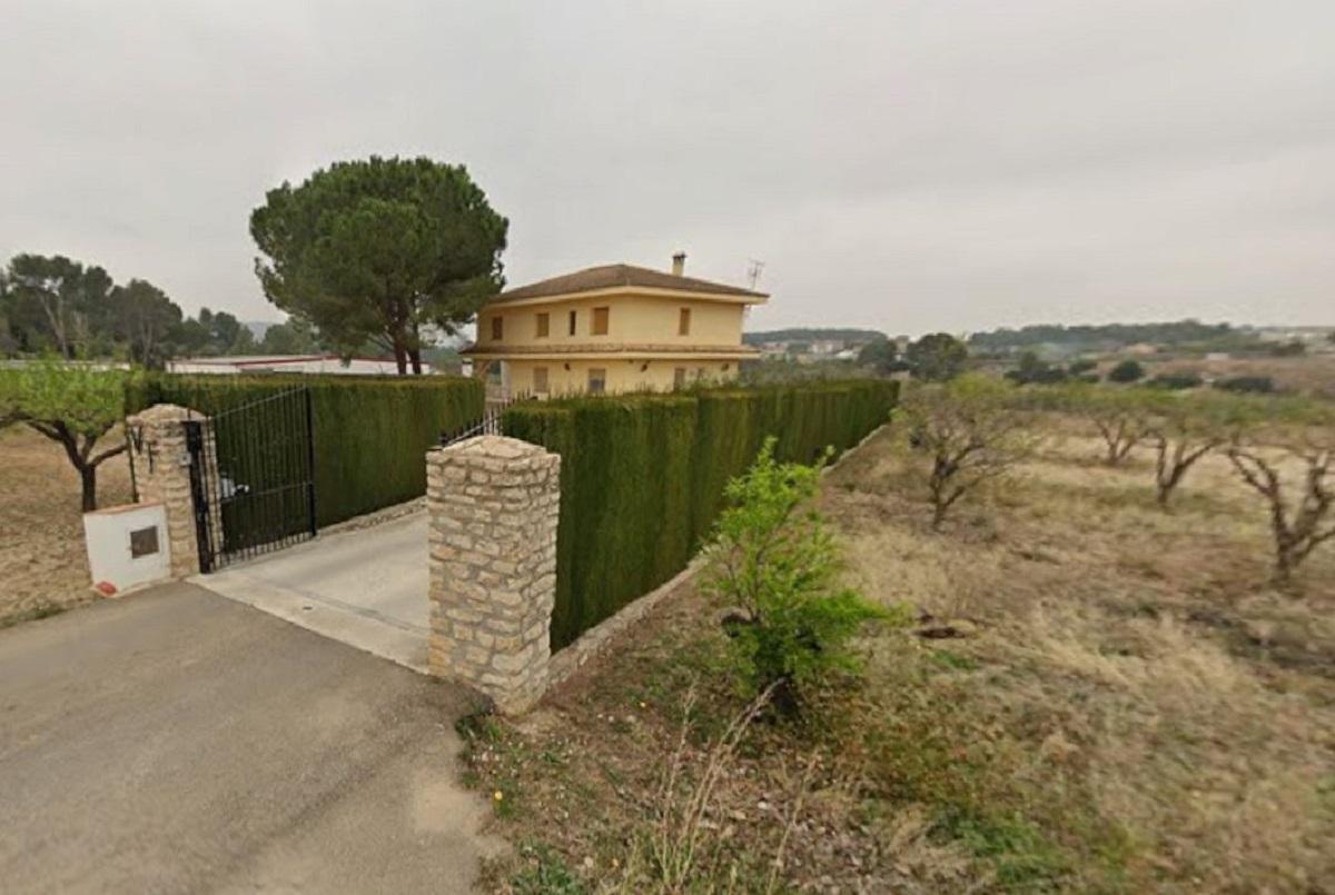 El almacén agrícola se encuentra cerca de la finca de una quesería artesanal.