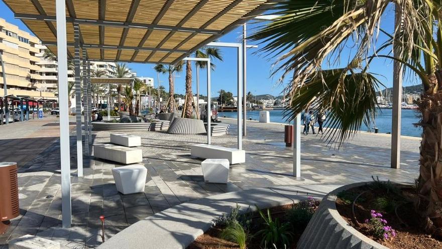 El puerto de Ibiza estrena zona ajardinada en el muelle de la línea con Formentera