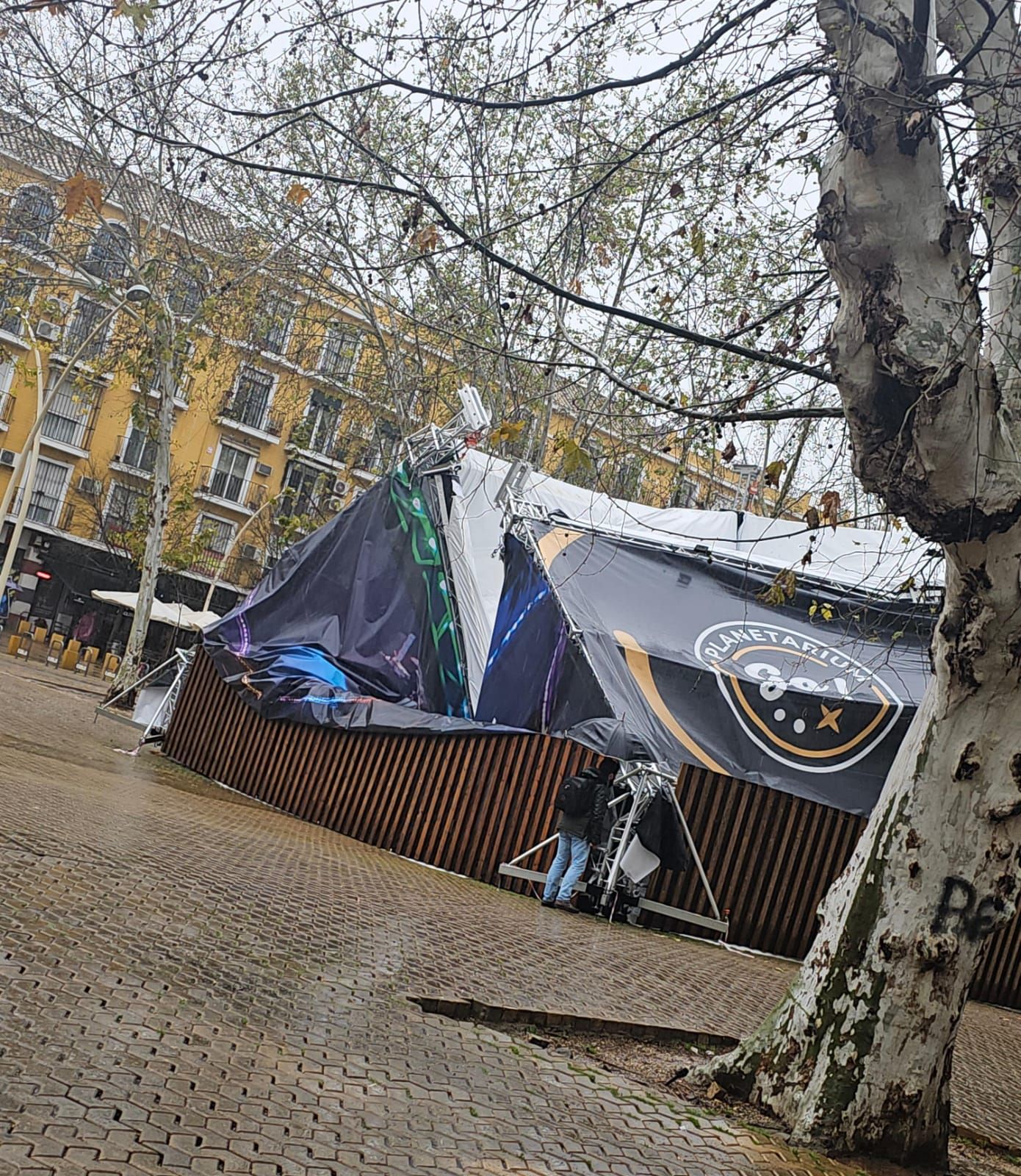 Imágenes del desplome de una carpa en la Alameda en Sevilla