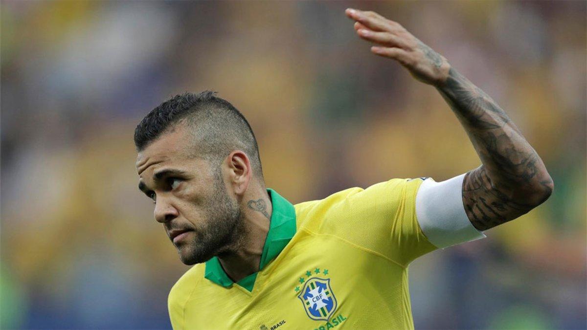 Alves, durante el partido ante Perú