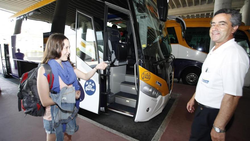 Viajeros cogen un autobús en la estación de Lalín // Bernabé / Gutier