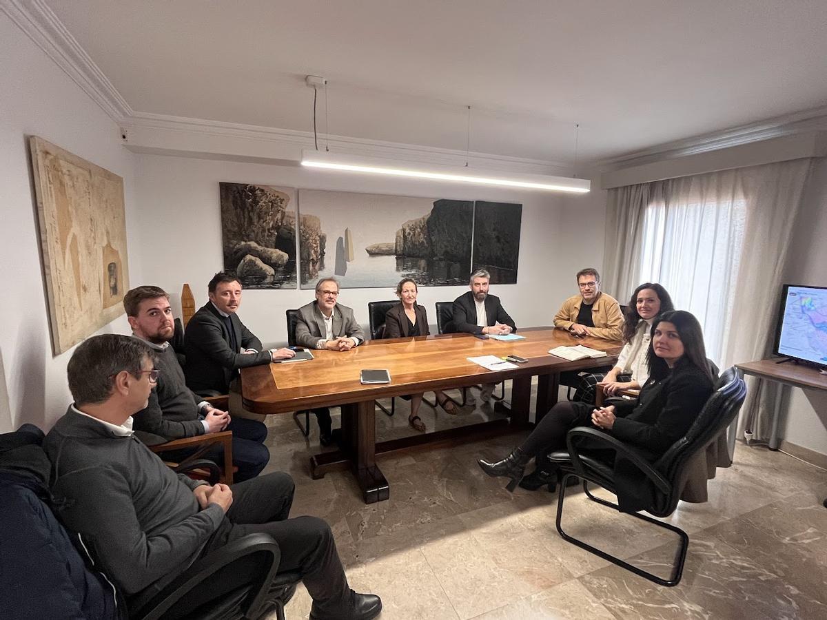 Imagen de la reunión celebrada entre el Ayuntamiento y el Govern sobre el futuro ambulatorio de Manacor.