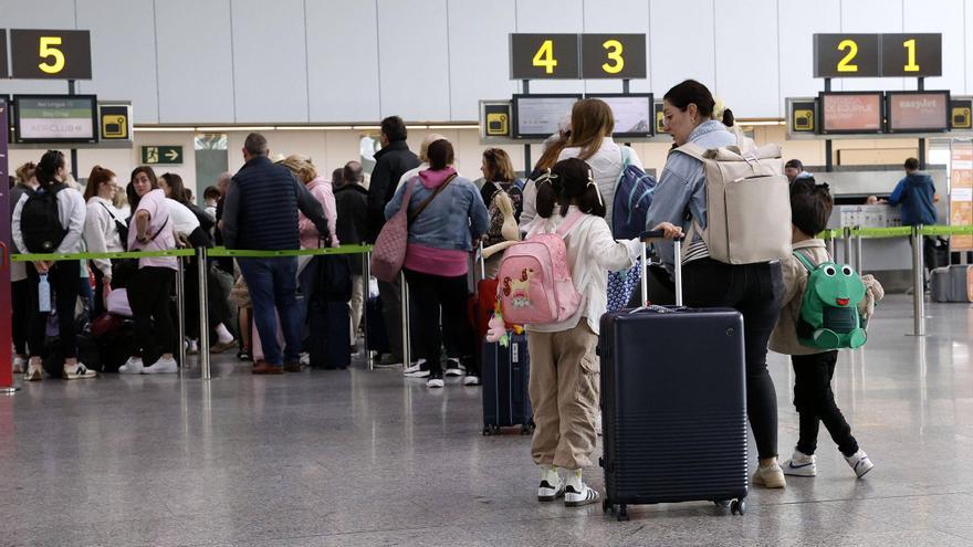 O Comité de Aena mostra “apoio total” aos traballadores do aeroporto Rosalía de Castro
