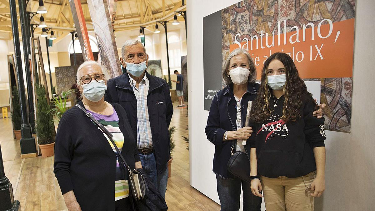 María Luisa Fernández, José Luis Pérez, Milagros Fernández y Camino Vilches, a la entrada de la exposición “Santullano: viaje al siglo IX”. | |  MIKI LÓPEZ