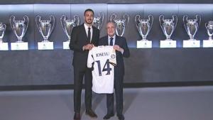 Florentino posa con Joselu, que lucirá el 14 con el Madrid.