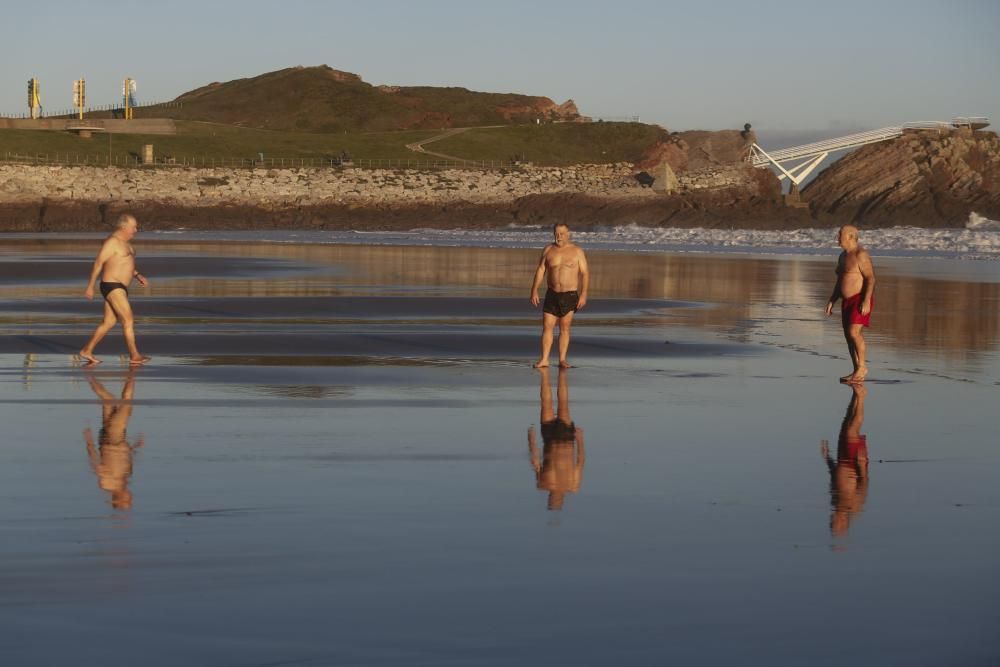 Bañistas en la playa de Salinas