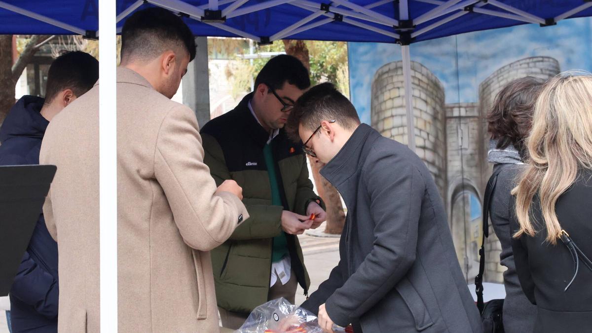 Reparto de ejemplares de la Constitución en la calle Santa Clara en un acto organizado por Nuevas Generaciones.