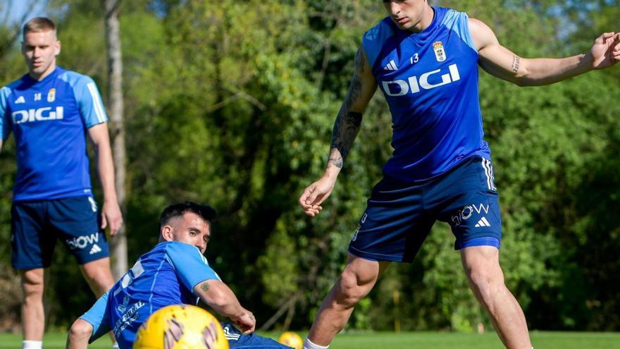 Por la izquierda, Alemão, Moyano y Homenchenko, ayer, durante el entrenamiento en El Requexón. | R. Oviedo