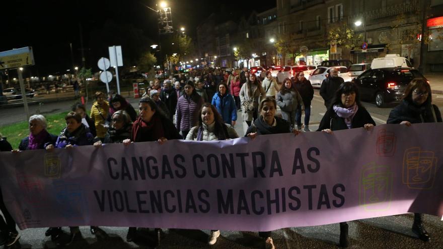 Unas 300 personas participaron en la manifestación tras la pancarta con el lema «Cangas contra as violencias machistas». |  S. Álvarez | |  S.Á.