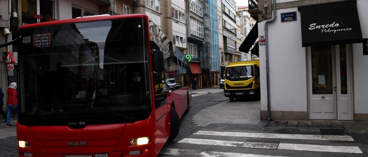 Autobús urbano en el enlace de San Andrés con la calle Sol.   | // Carlos Pardellas