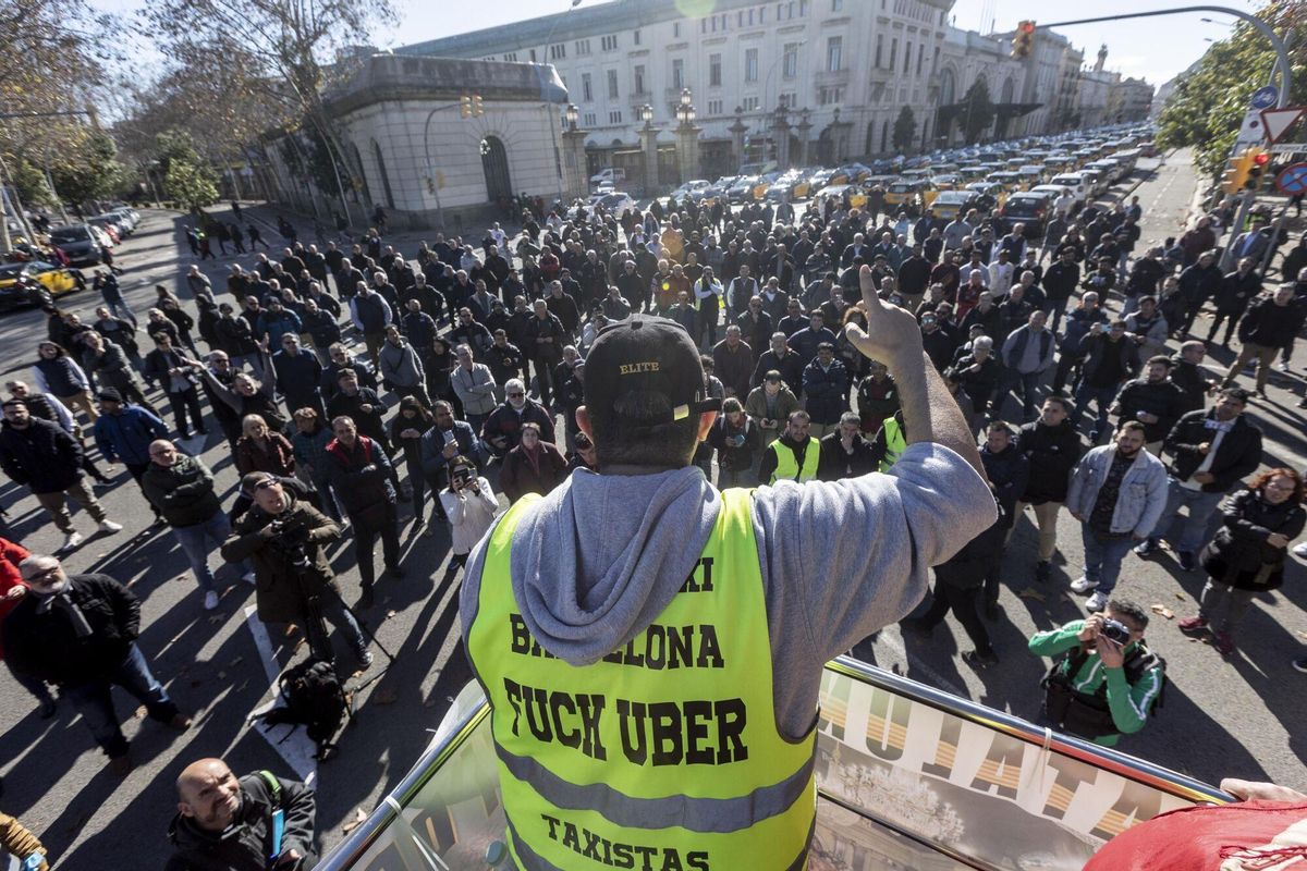 Els taxistes desconvoquen l’aturada d’aquest dimarts pel patrocini d’Uber al Barça Els taxistes desconvoquen l’aturada d’aquest dimarts pel patrocini d’Uber al Barça