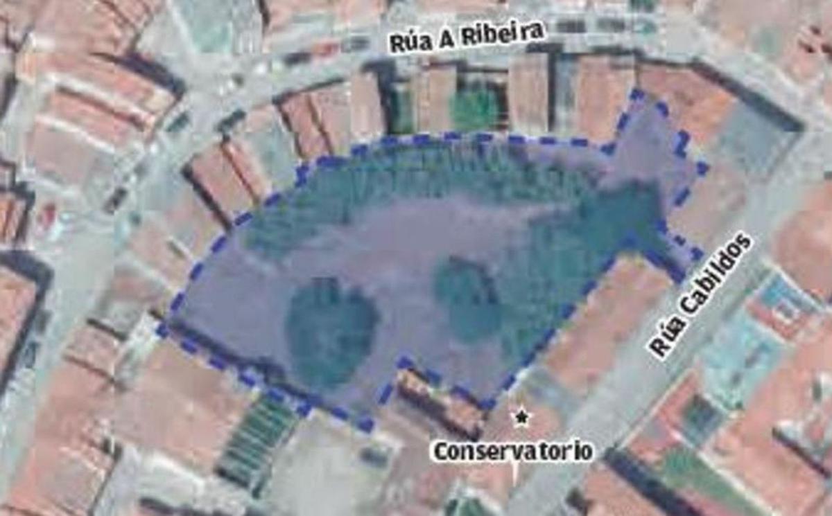 Ámbito entre A Ribeira y Cabildos que el Concello prevé expropiar (arriba) y zona cerca del mercado  donde se proyecta el área infantil.