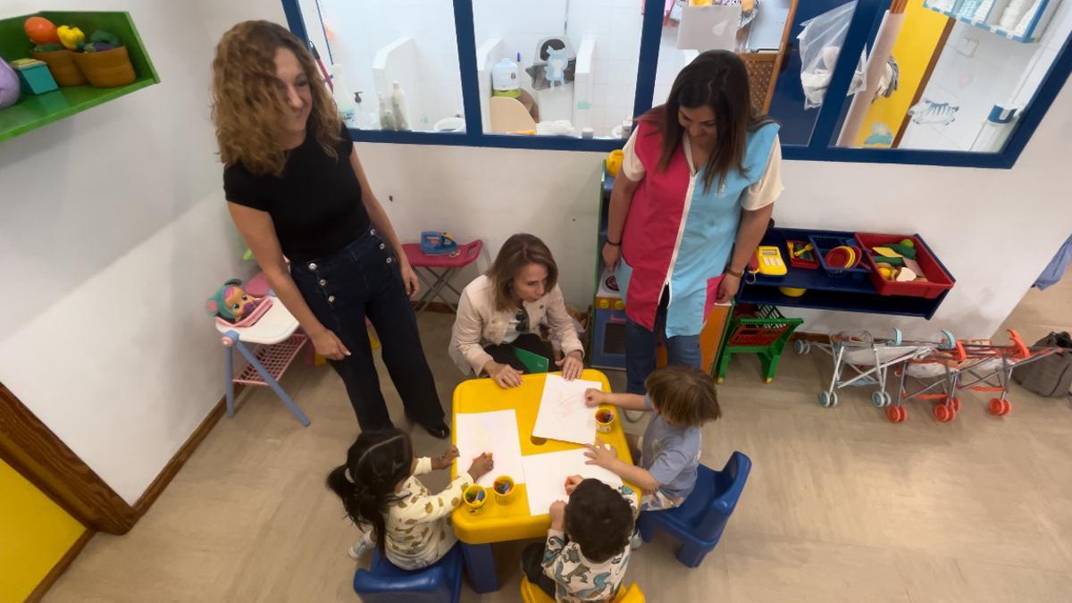 Las concejales de Educación y Mujer visitan este lunes la escuela Nuestra Señora de la Fuensanta, en Santiago el Mayor.