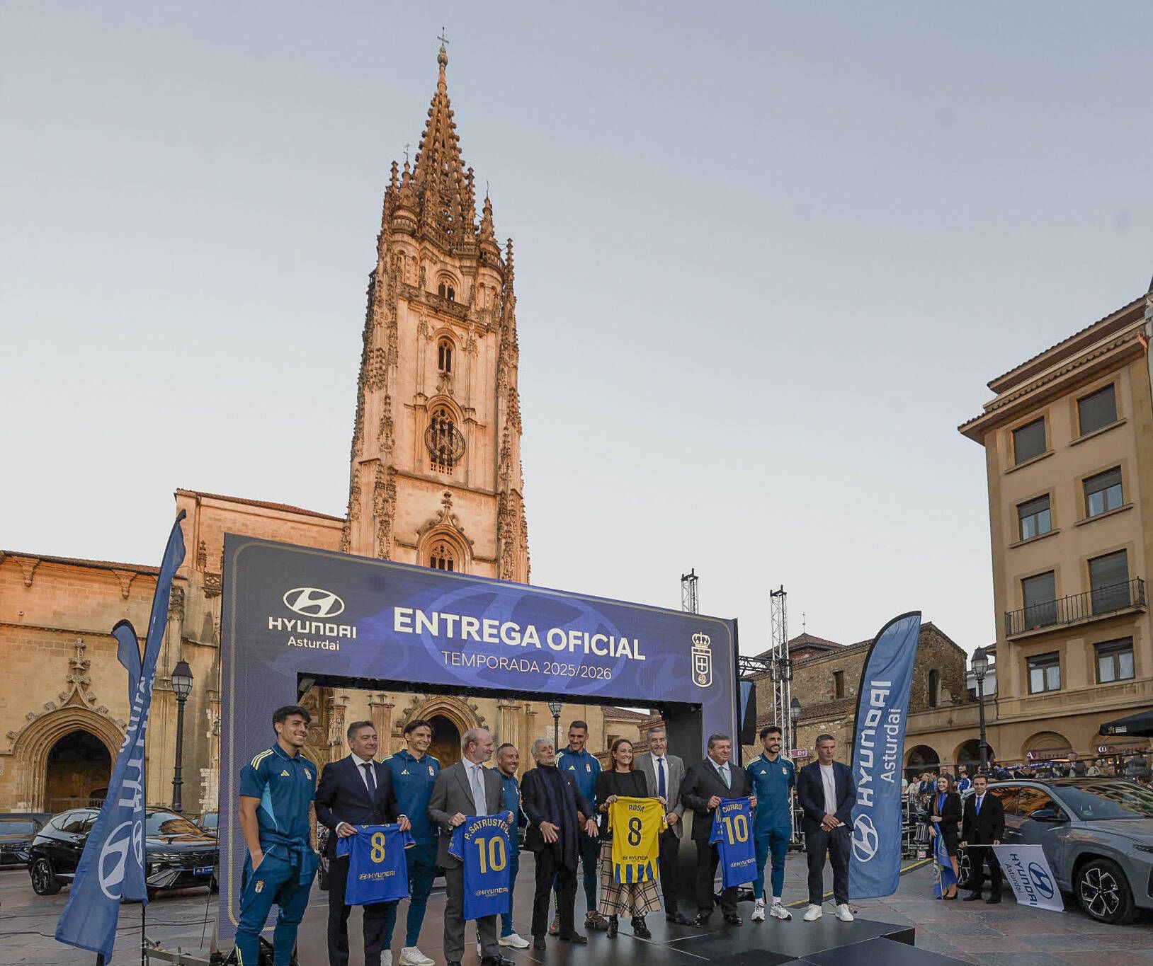 Locura azul en Oviedo: así fue la entrega de los nuevos coches a la plantilla en la plaza de la Catedral
