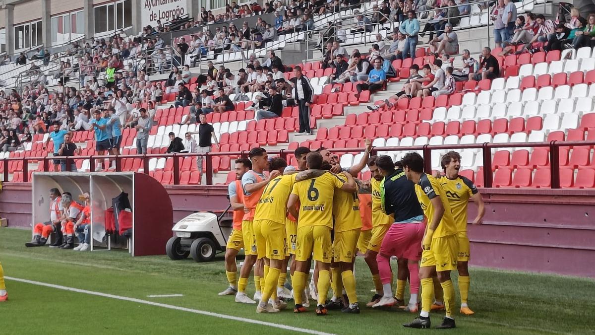 Los jugadores del Atlético Baleares celebran en Las Gaunas la salvación.