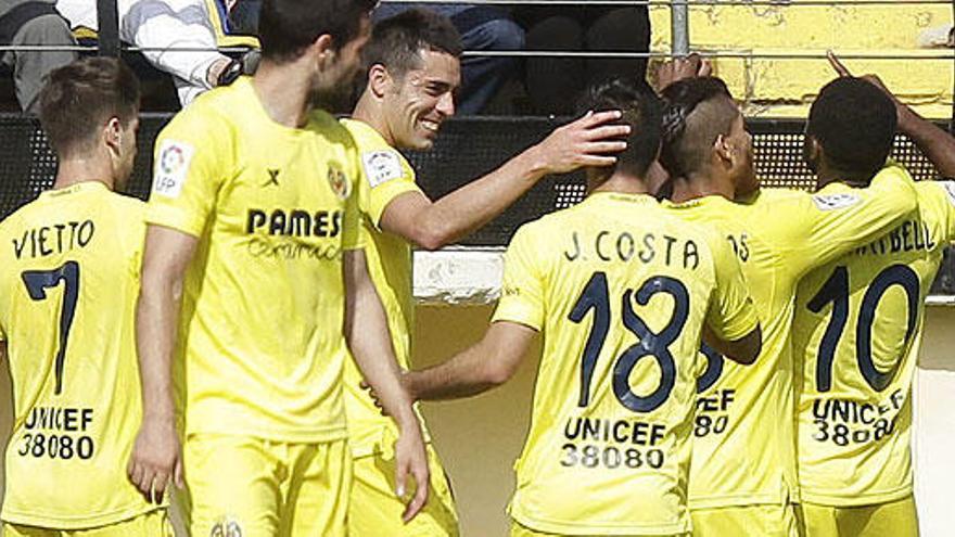 Los jugadores del Villarreal celebran el gol de Campbell.