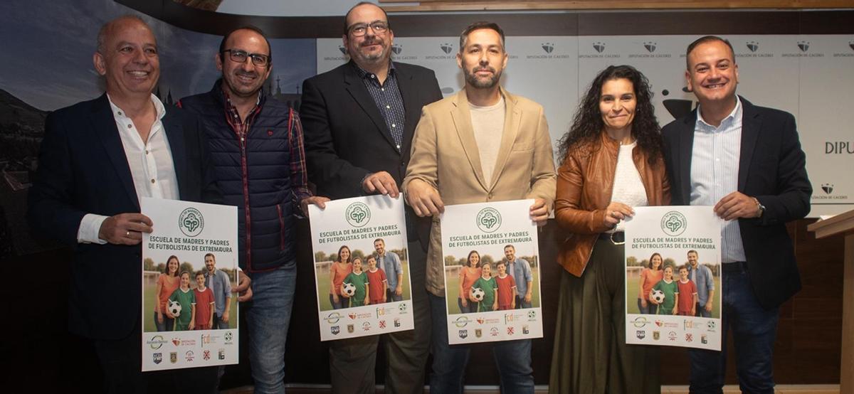 Presentación de la Escuela de Madres y Padres de Futbolistas de Extremadura.