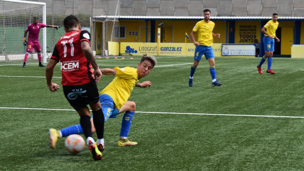 Facu (11), del Unión Puerto, intenta salvar la entrada de Pol; Cristian (4), Moha 13) y Manel (14) siguen la jugada. | |