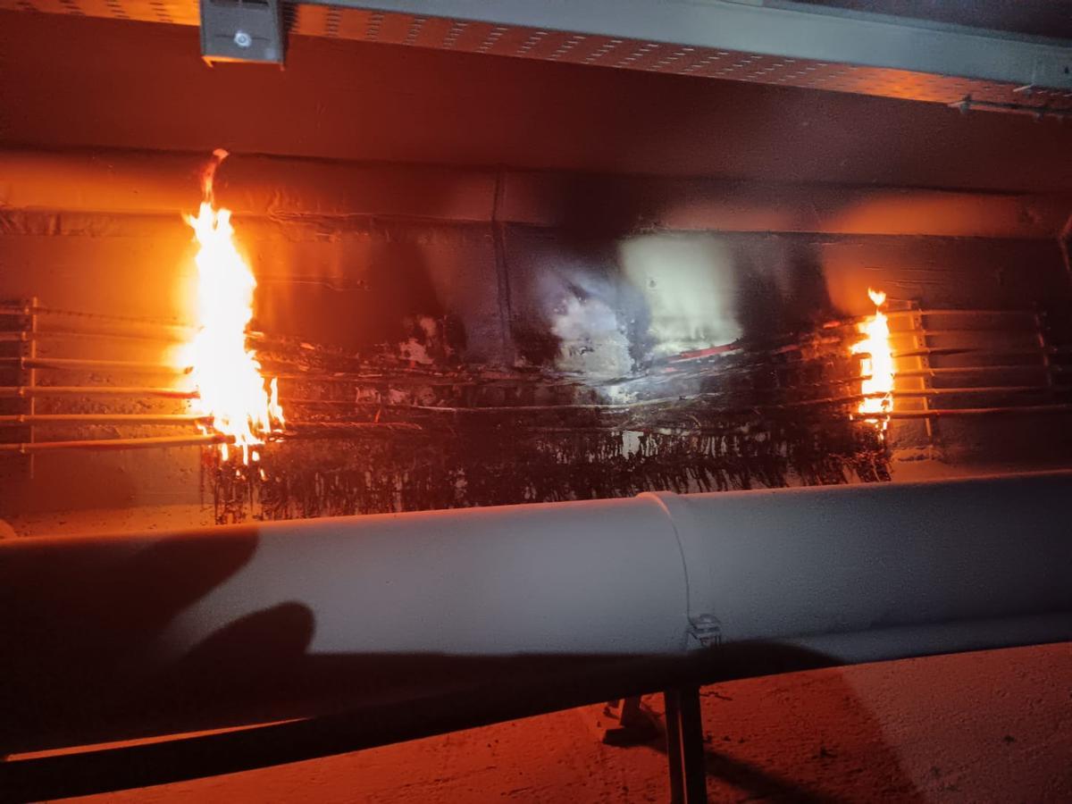 Incendio registrado ayer en el cableado que existe en el inerior del puente de A Illa