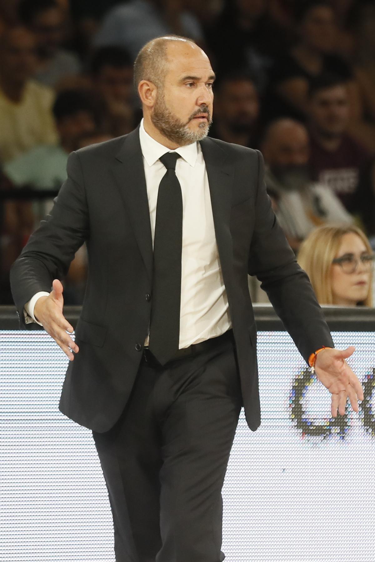 SEVILLA, 25/09/2022.- El entrenador del Real Madird, Chus Mateo, reacciona durante la final de la Supercopa ACB entre el Real Madrid y el FC Barcelona, disputada este domingo en el pabellón de San Pablo de Sevilla. EFE/ Jose Manuel Vidal.