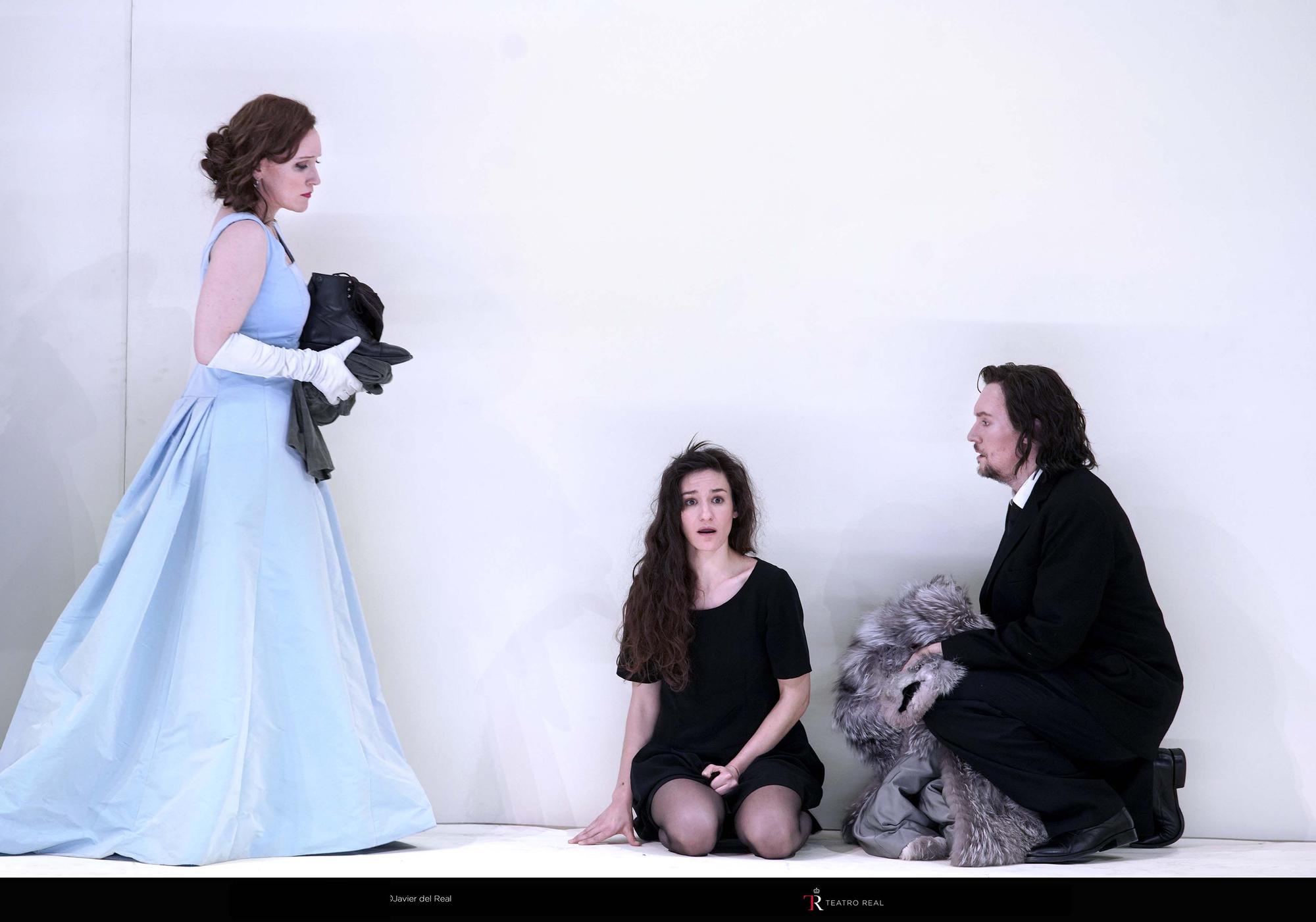 Sara Jakubiak (Arabella), Sarah Defrise (Zdenka) y Josef Wagner (Mandryka) en una escena de 'Arabella' de Richard Strauss, que se estrenó ayer en el Real.