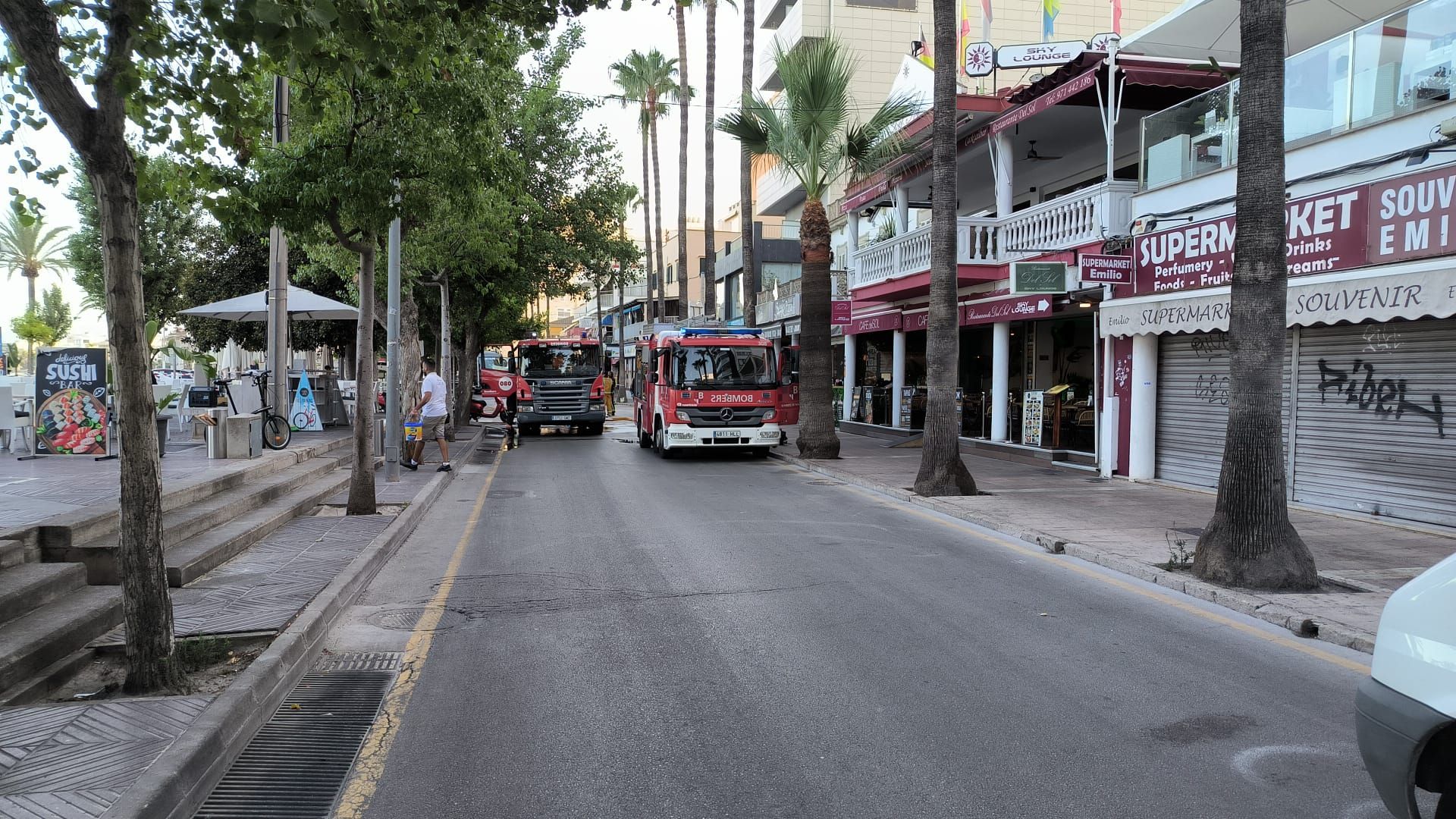 Alarma por el incendio de un coche eléctrico en la primera línea de s'Arenal de Llucmajor