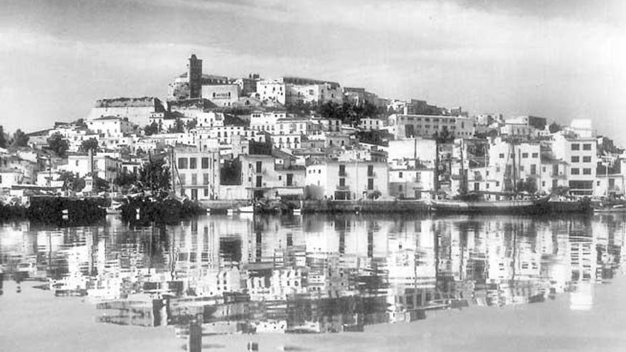 La seu del Centre d´Acció Social ocupava l´edifici on posteriorment s´aixecà l´Hotel Noray, edifici simètric situat a la dreta de la fotografia