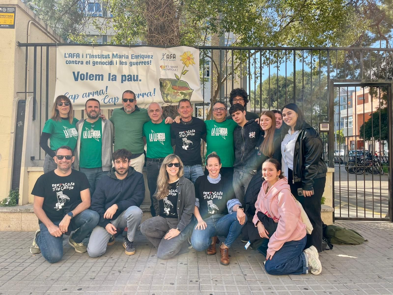 Los profesores a las puertas del instituto.