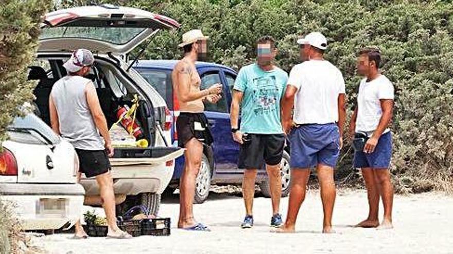 La Policía Local de Formentera interpela a un presunto vendedor ambulante.