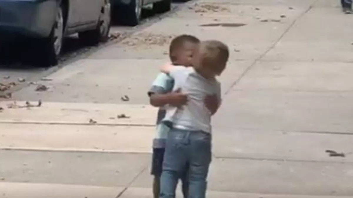 El adorable reencuentro de dos niños que triunfa en las redes