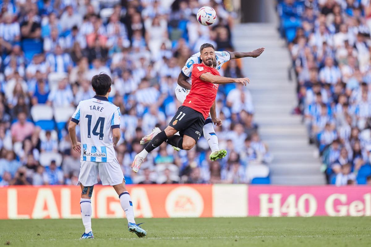 Jaume Costa salta con Traoré, de la Real Sociedad.