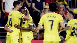 Pau Torres celebra con Ekambi uno de los goles del Villarreal, equipo más goleador de laliga