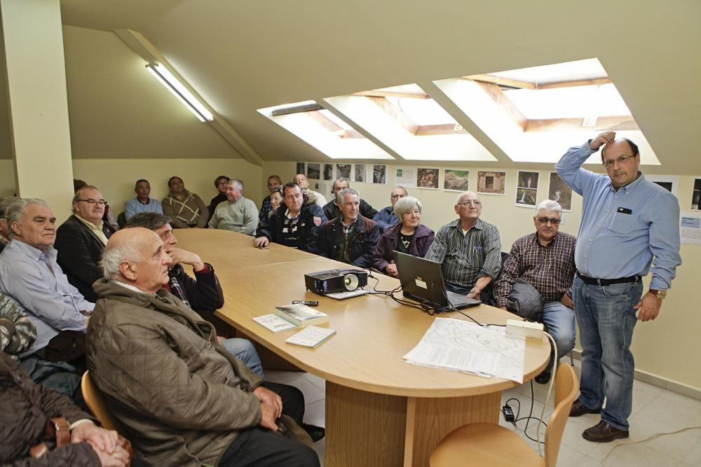 Técnico de la consejería habla de la polilla con los vecinos de Monteana