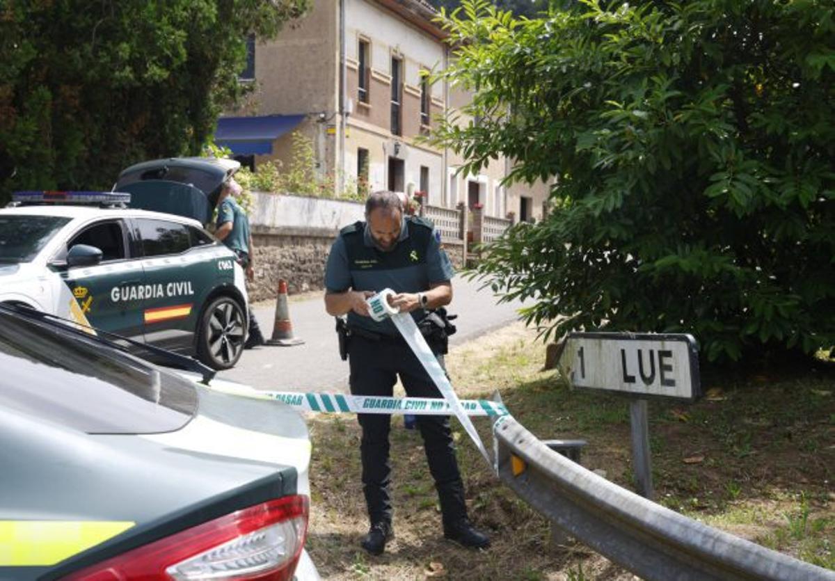 A la izquierda, los guardias desalojan Lue, y a la derecha, el atasco por el cierre de la A-8 en Venta del Pobre.
